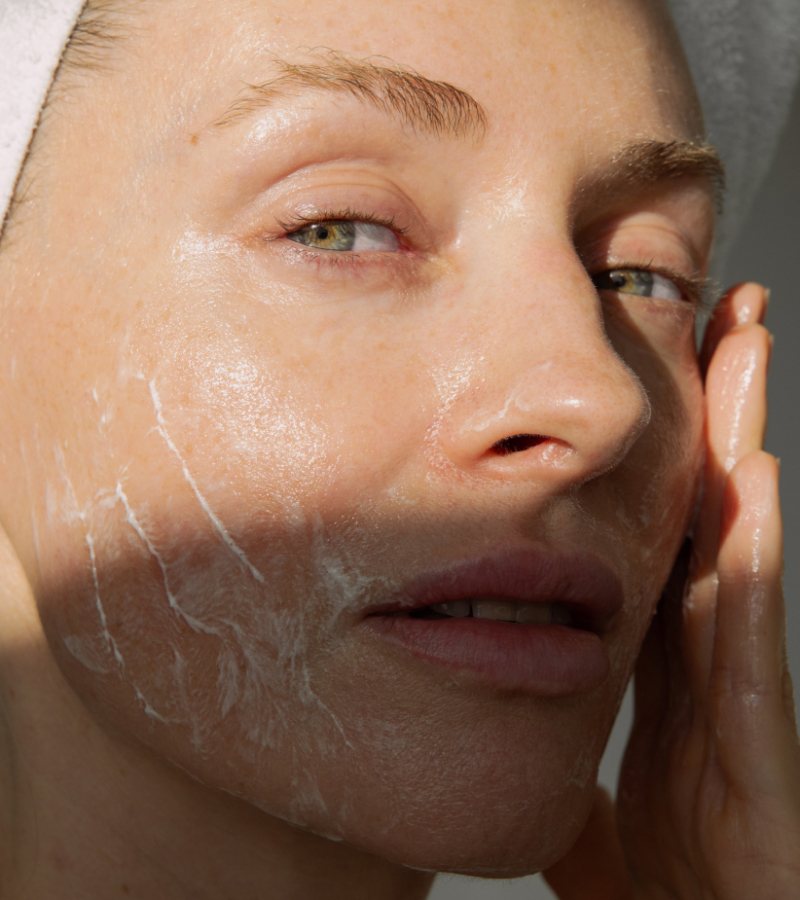 Clean Girl wygładzający żel do mycia twarzy z kwasem salicylowym 1,75% i ekstraktem z ananasa