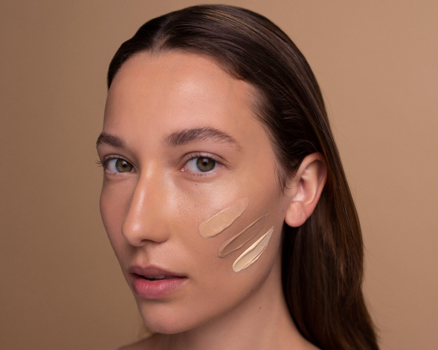 twarz kobiety brunetki z półprofilu ze smugami naturalny podkład smugi na twarzy resibo