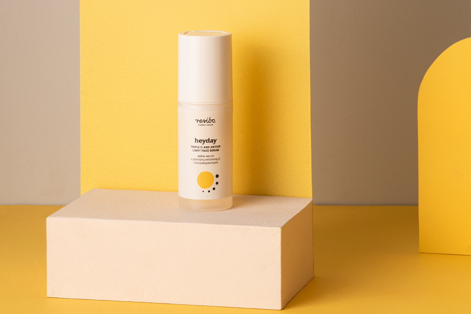 butelka Heyday serum z potrójną witaminą C w kompozycji na żółtym tle